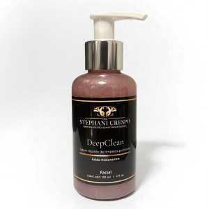 DeepClean jabón líquido facial con ácido hialurónico de la Dra. Stephani Crespo, medicina estética en Mazatlán. Limpieza profunda para el cuidado de la piel grasa y propensa al acné.